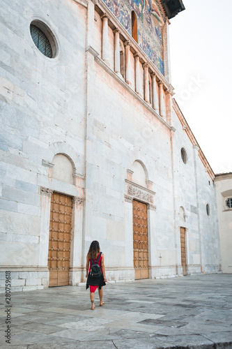 A girl walking in front of a church in Lucca © Jan Cattaneo