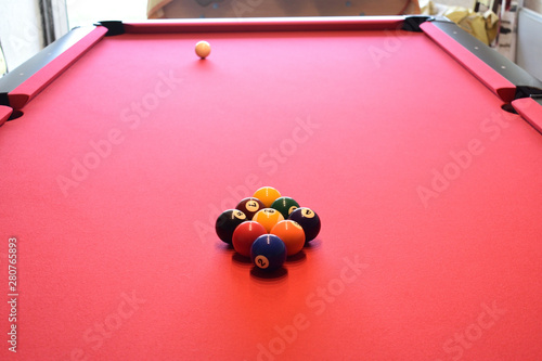 Billard Jeu du Neuf losange à casser pour éparpiller les billes et tenter de les rentrer dans les poches photo