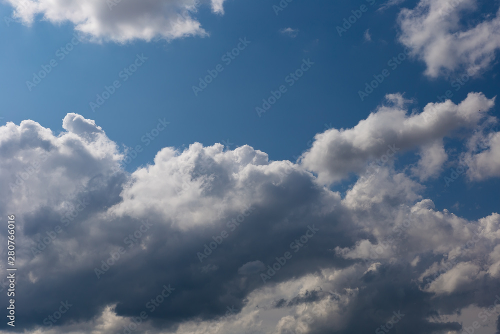 Obraz premium Cumulonimbus clouds in the blue sky. Harbingers of rain. Sky pattern. 