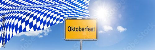 Schild „Oktoberfest“ vor Himmel mit Weissen Wolken