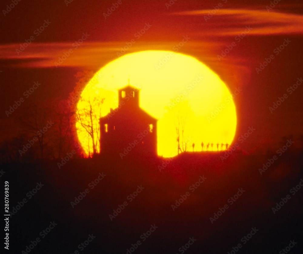 Obraz premium Hochwarth, der höchste Punkt auf der Insel Reichenau im Bodensee, bei Sonnenuntergang.