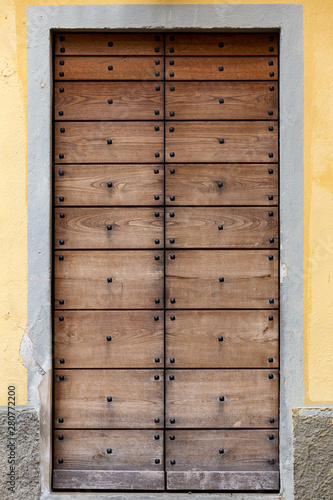 porta di legno antica chiesa italiana