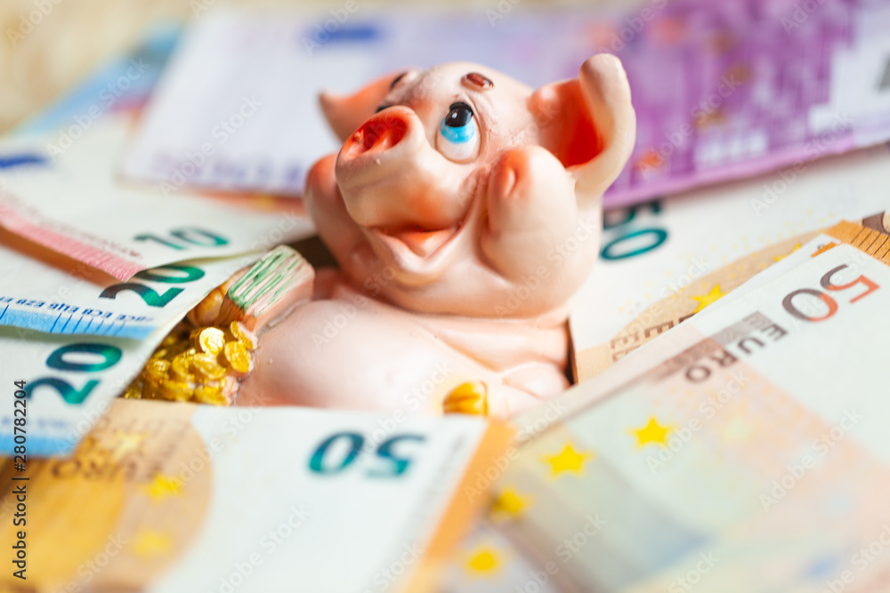 Funny piggy bank with euro cash around, close up - Image foto de Stock |  Adobe Stock