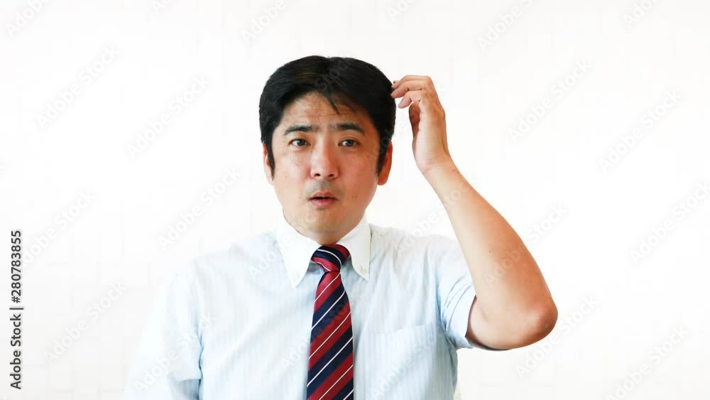 プレゼントを持つ笑顔の男性