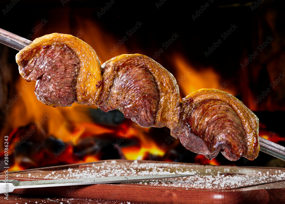 churrasco de espeto na braza Stock Photo