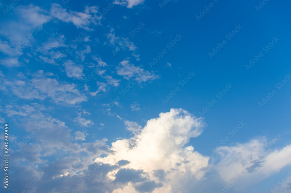 Blauer Himmel mit weißen Wolken bei Sonnenschein an einem Sommerabend Blauer Himmel mit weißen Wolken bei Sonnenschein an einem Sommerabend
