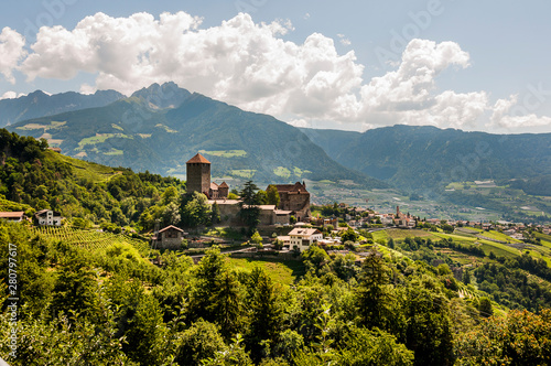 Fotografie Dorf Tirol, Schloss Tirol, Herrschaftsweg, Waalweg, Wanderweg, Vinschgau, Weinbe