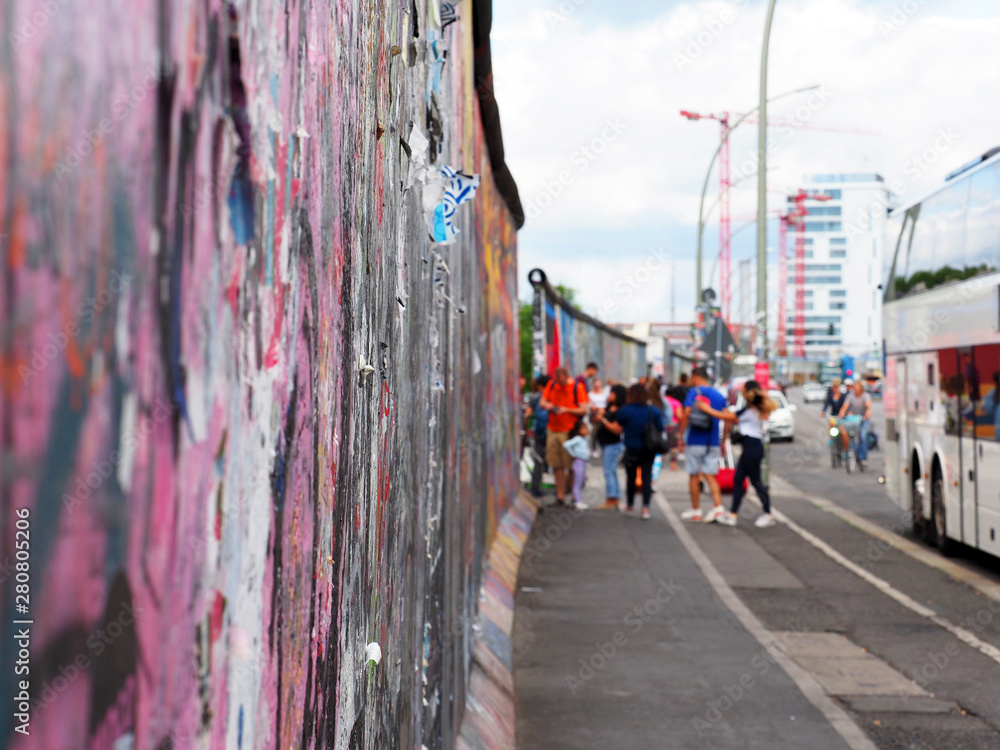 Fototapeta Tourists at the Berlin Wall. Berlin, Germany