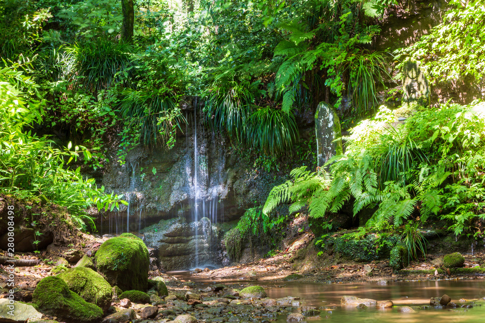 Obraz premium 夏の鎌倉市 陰陽の滝(雌滝)