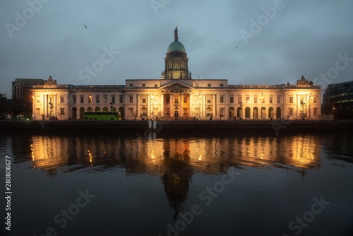 Canvas Print Lit up Custom house in Dublin during evening
