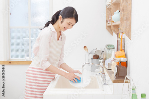 主婦　皿洗い