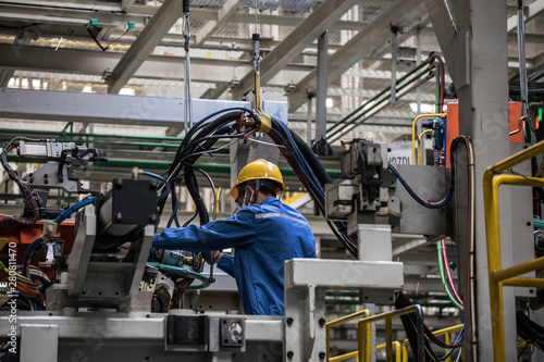 Slika na platnu Workers in machinery factory in China.