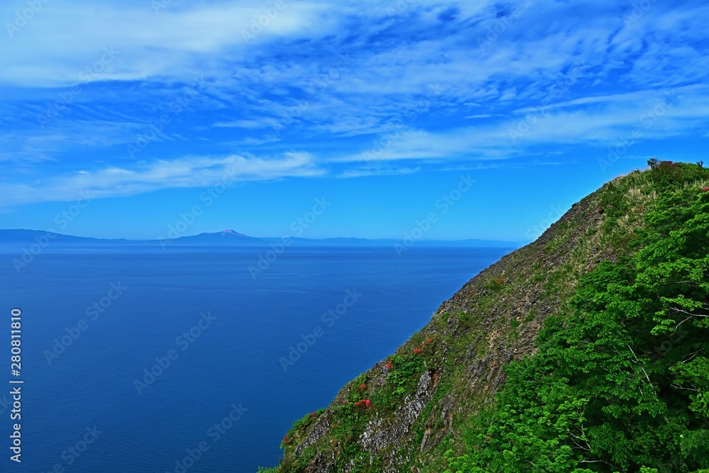 Fototapeta premium 室蘭地球岬で見た断崖絶壁と内浦湾越しに見る絶景
