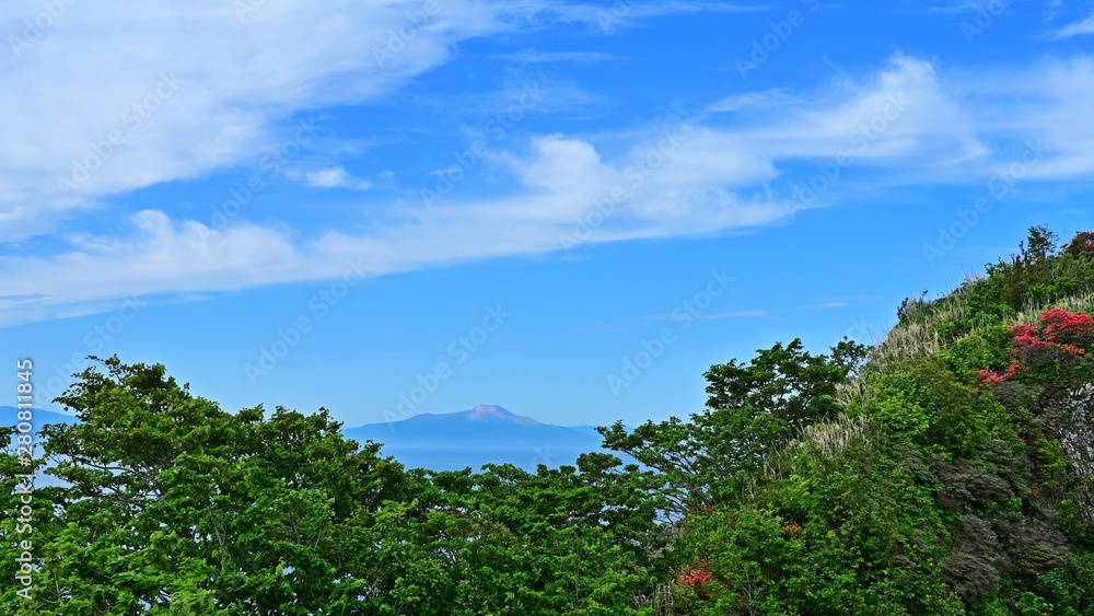 室蘭地球岬からみた駒ケ岳とツツジのコラボ情景 室蘭地球岬からみた駒ケ岳とツツジのコラボ情景
