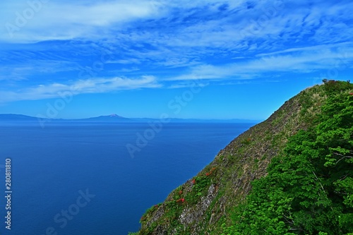 室蘭地球岬で見た断崖絶壁と内浦湾越しに見る絶景