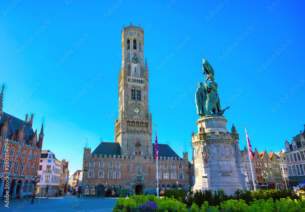 Obraz premium Dzwonnica Brugii znajdująca się na Rynku w Brugii (Brugge), Belguim.