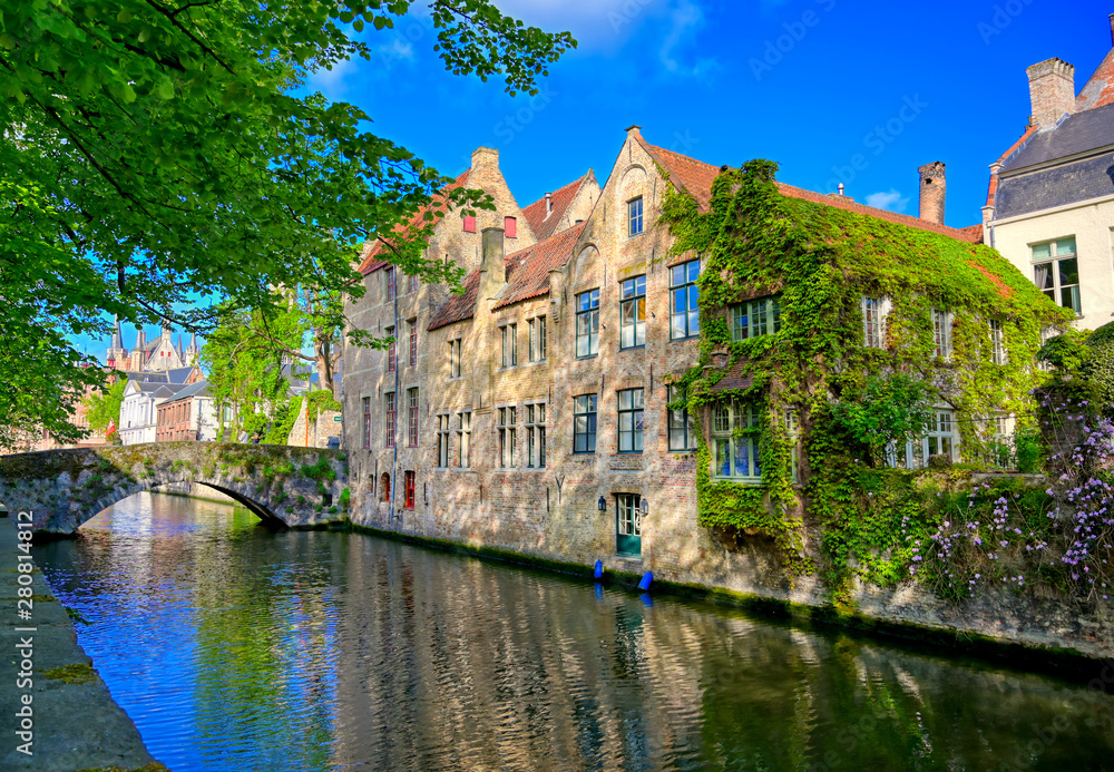 Naklejka premium Kanały w Brugii (Brugge), Belgia w słoneczny dzień.