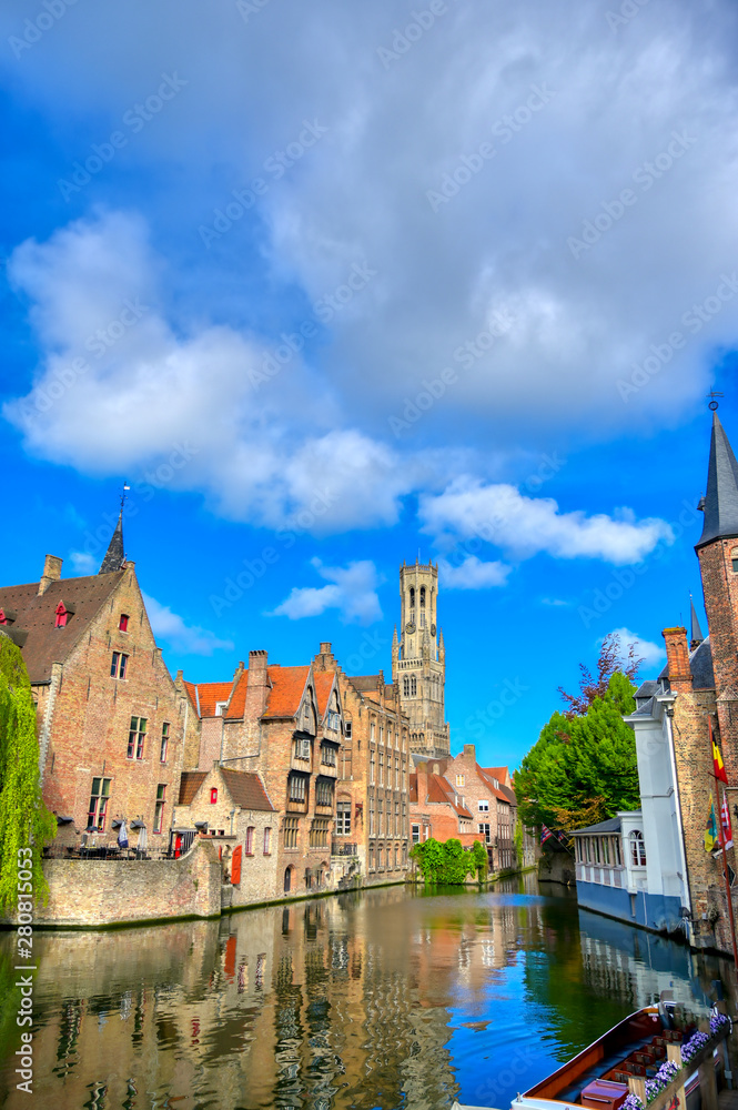 Fototapeta premium Kanały w Brugii (Brugge), Belgia w słoneczny dzień.