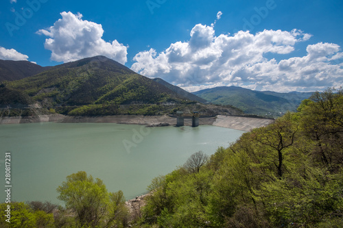 View of Zhinvali reservoir and hydroelectric dam © tilpich