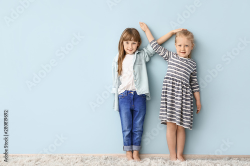 Little girls measuring heig...