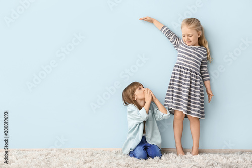Little girls measuring heig...