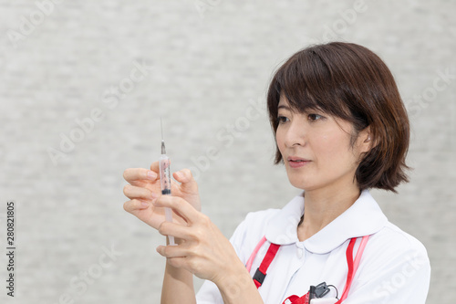 注射の準備をする看護師 医療イメージ