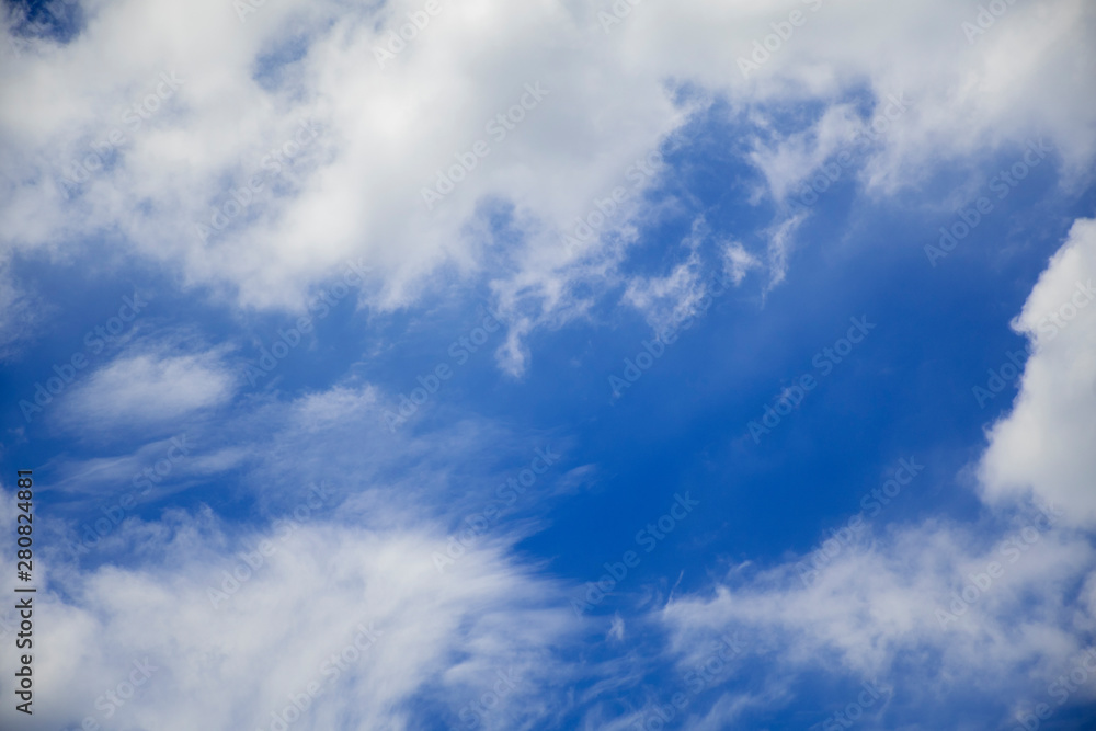 Naklejka premium bright cloudy blue sky in the sunny day