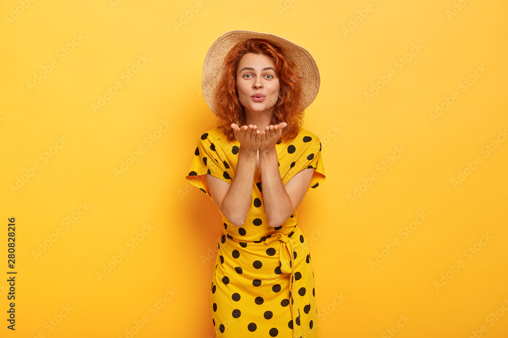 Φωτογραφία Lovely blue eyed ginger female model wears straw hat and summer fashionable dres