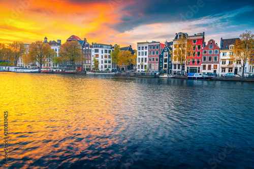 Canvas Print Autumn cityscape and water canal with houseboats in Amsterdam, Netherlands
