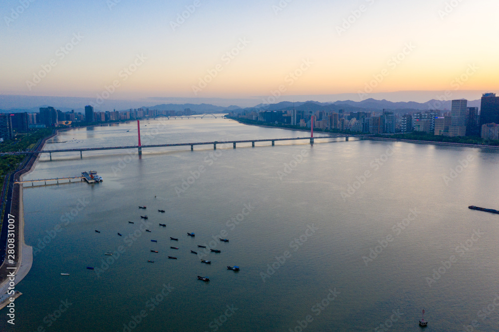 Obraz premium hangzhou cityscape at sunset