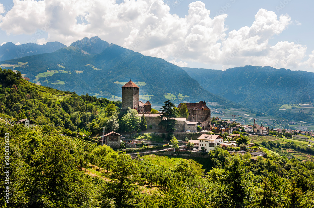 Dorf Tirol, Schloss Tirol, Herrschaftsweg, Waalweg, Wanderweg, Vinschgau, Weinberge, Südtirol, Sommer, Italien