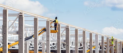 Panel kuchenny z motywem Installation of reinforced concrete columns and metal structures