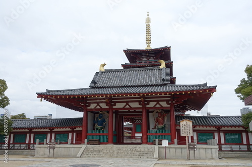 大阪、四天王寺の仁王門と五重塔です