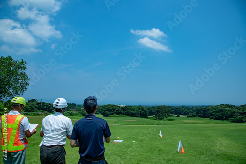 Foto 高地草原で行うドローン訓練講習の風景