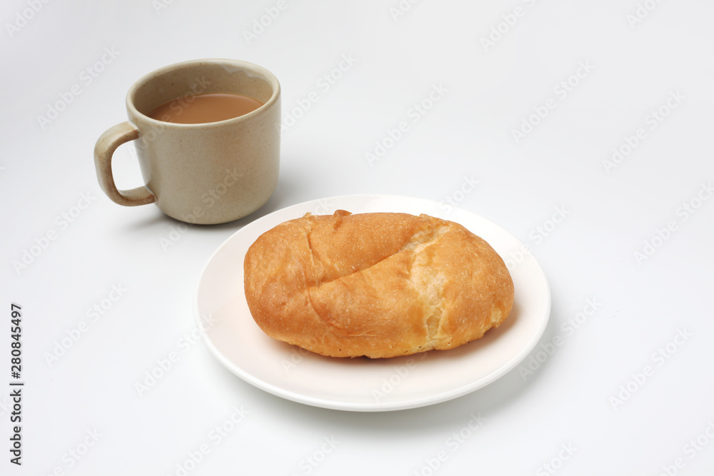 お皿にのせた パン フォカッチャとミルク コーヒー 白背景 お皿にのせた パン フォカッチャとミルク コーヒー 白背景