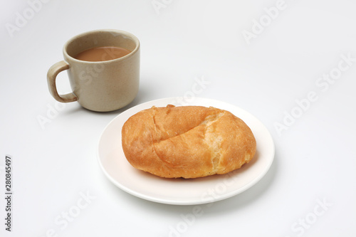 お皿にのせた パン フォカッチャとミルク コーヒー 白背景