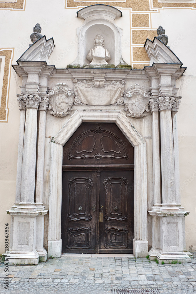 Fototapeta premium Barockes Portal an einem Stadthaus