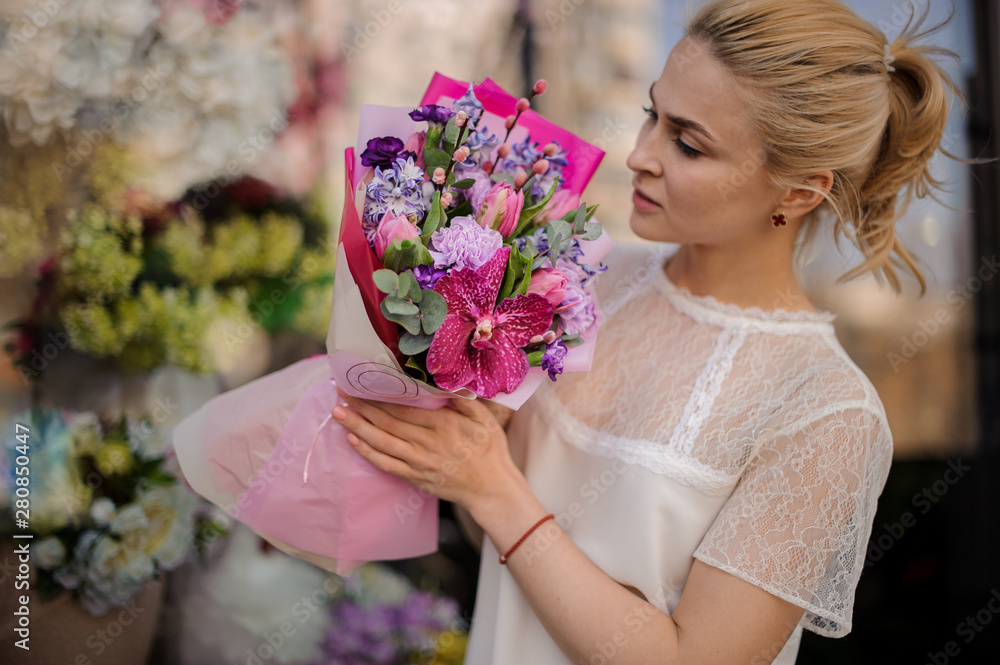 Fototapeta premium Girl with very cute bouquet in pink paper
