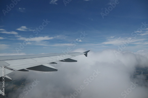 avion au dessus des nuages photo