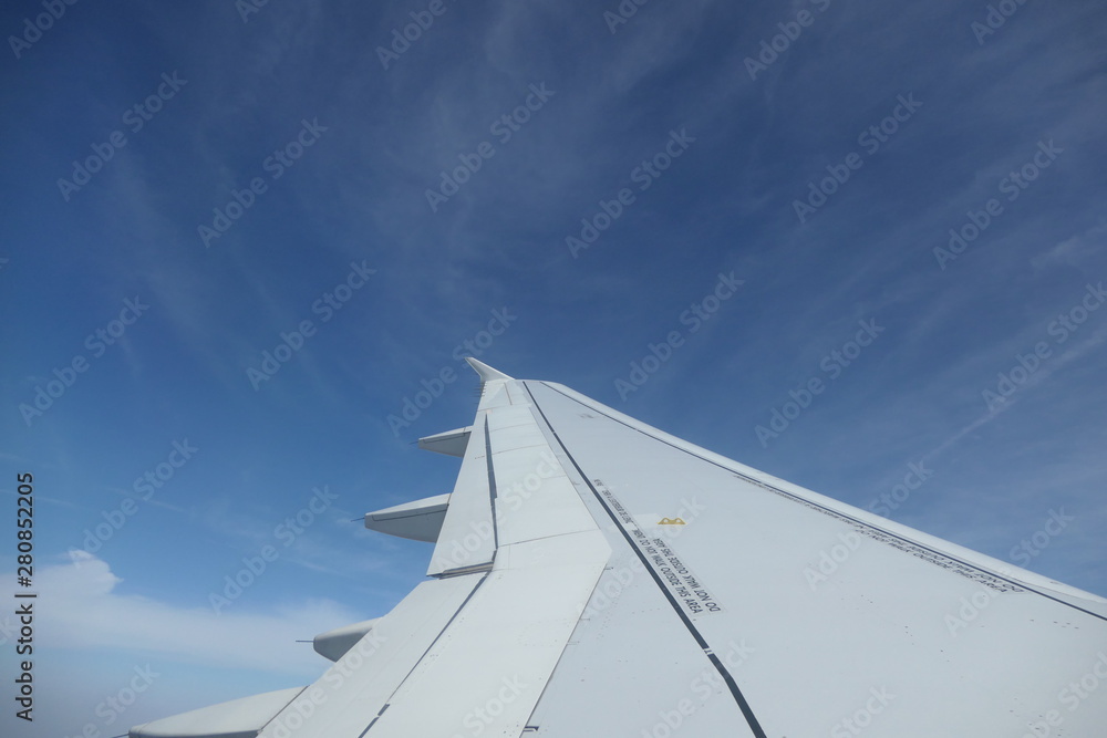 aile d'avion et ciel aile d'avion et ciel