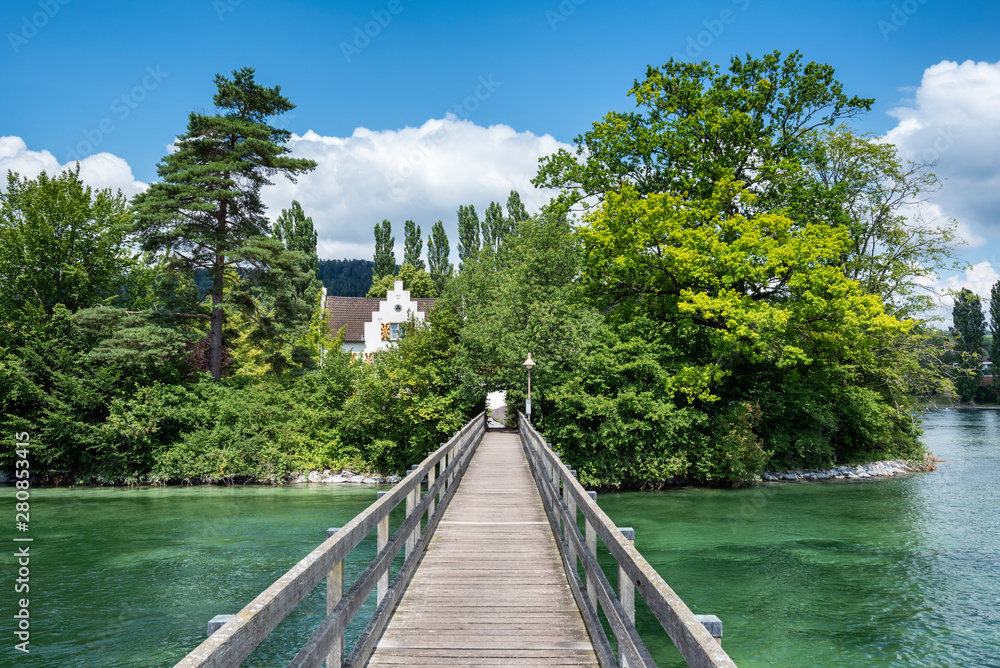 Fototapeta premium Holzbrücke über den Rhein zur Klosterinsel Werd