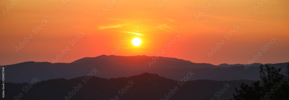 Sonnenuntergang über einer Hügellandschaft, Toskana, Italien