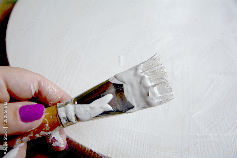 Priming of a wooden panel for painting with white acrylic primer using