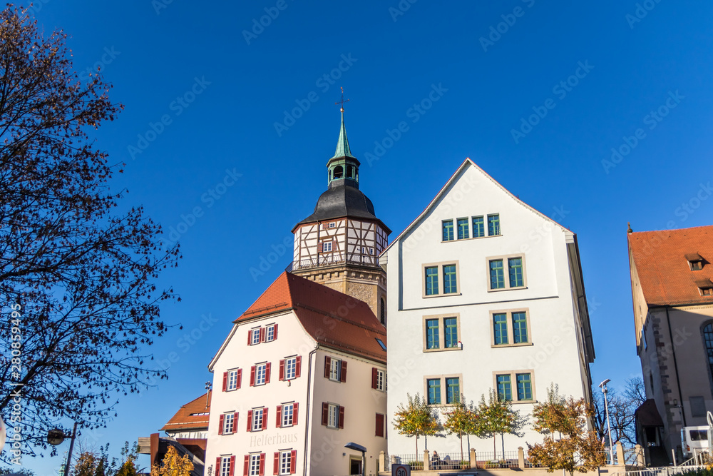 Backnanger Stadtturm hinter Helferhaus und Bandhaus vor blauem Himmel