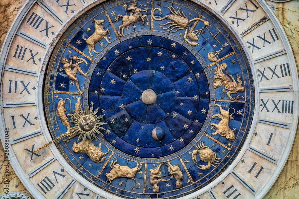 astronomische uhr mit sternzeichen am alten uhrenturm in venedig, italien