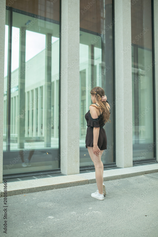 Fototapeta premium Girl doing things on street