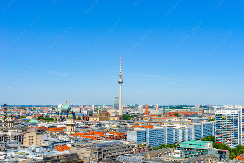 The picture shows the city of Berlin from the Weltballon with a view of the Berliner Fernsehturm at Alexander Platz.