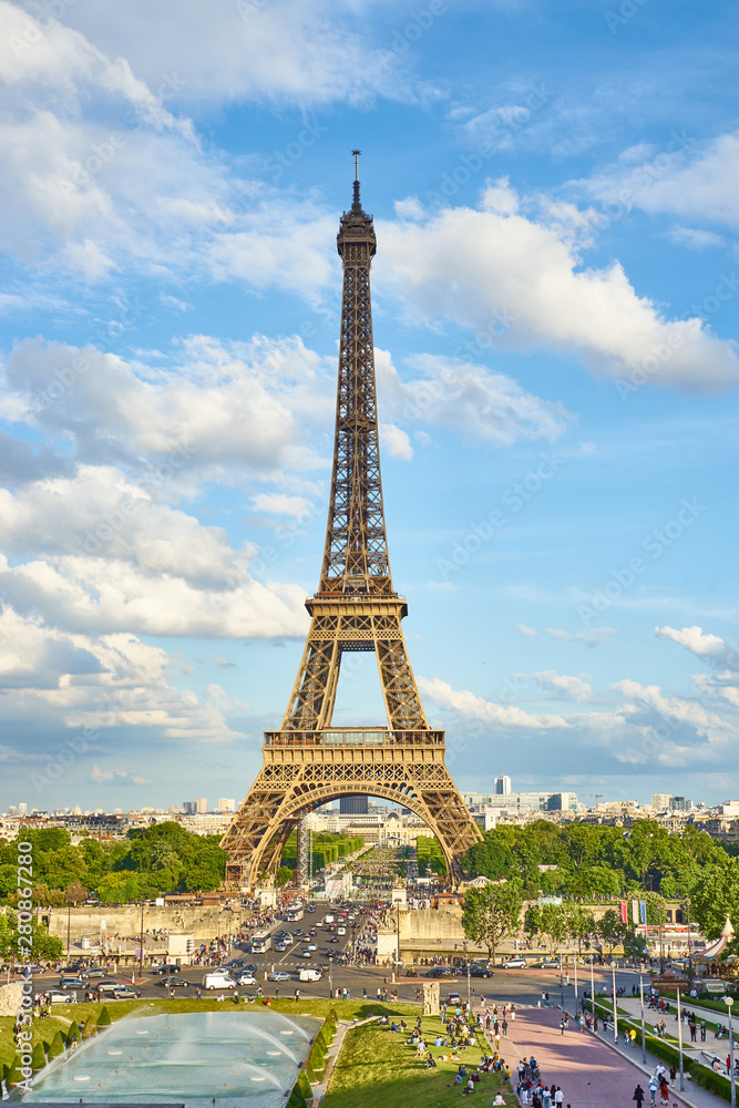 Fototapeta premium Eiffel Tower in Paris at evening
