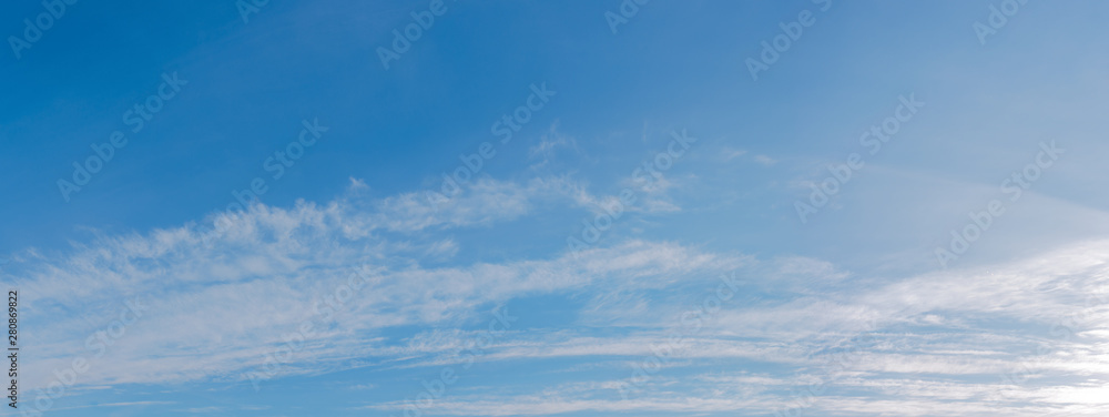 Naklejka premium gorgeous autumn blue sky with clouds. beautiful nature background in fine weather