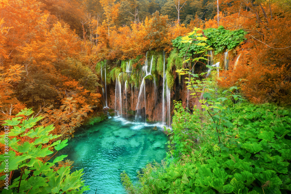 Fototapeta Egzotyczny wodospad i jezioro krajobraz Parku Narodowego Jezior Plitwickich, światowego dziedzictwa UNESCO i słynnej podróży Chorwacji. Jeziora znajdują się w środkowej Chorwacji (odpowiednia Chorwacja).